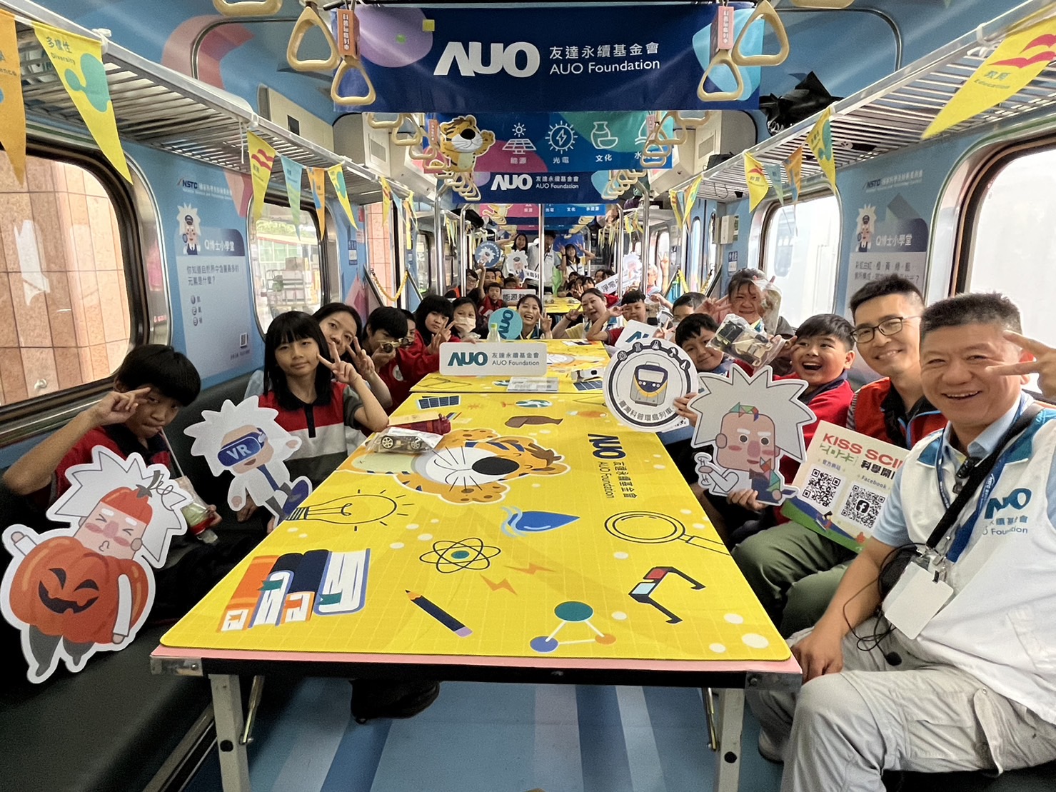 DG视讯永續基金會參與「臺灣科普環島列車」，設計基礎科學車廂課程，以「淨零碳排和永續能源」為主題，讓學生透過創意實驗認識淨零知識，以及思考生活中的減碳行為